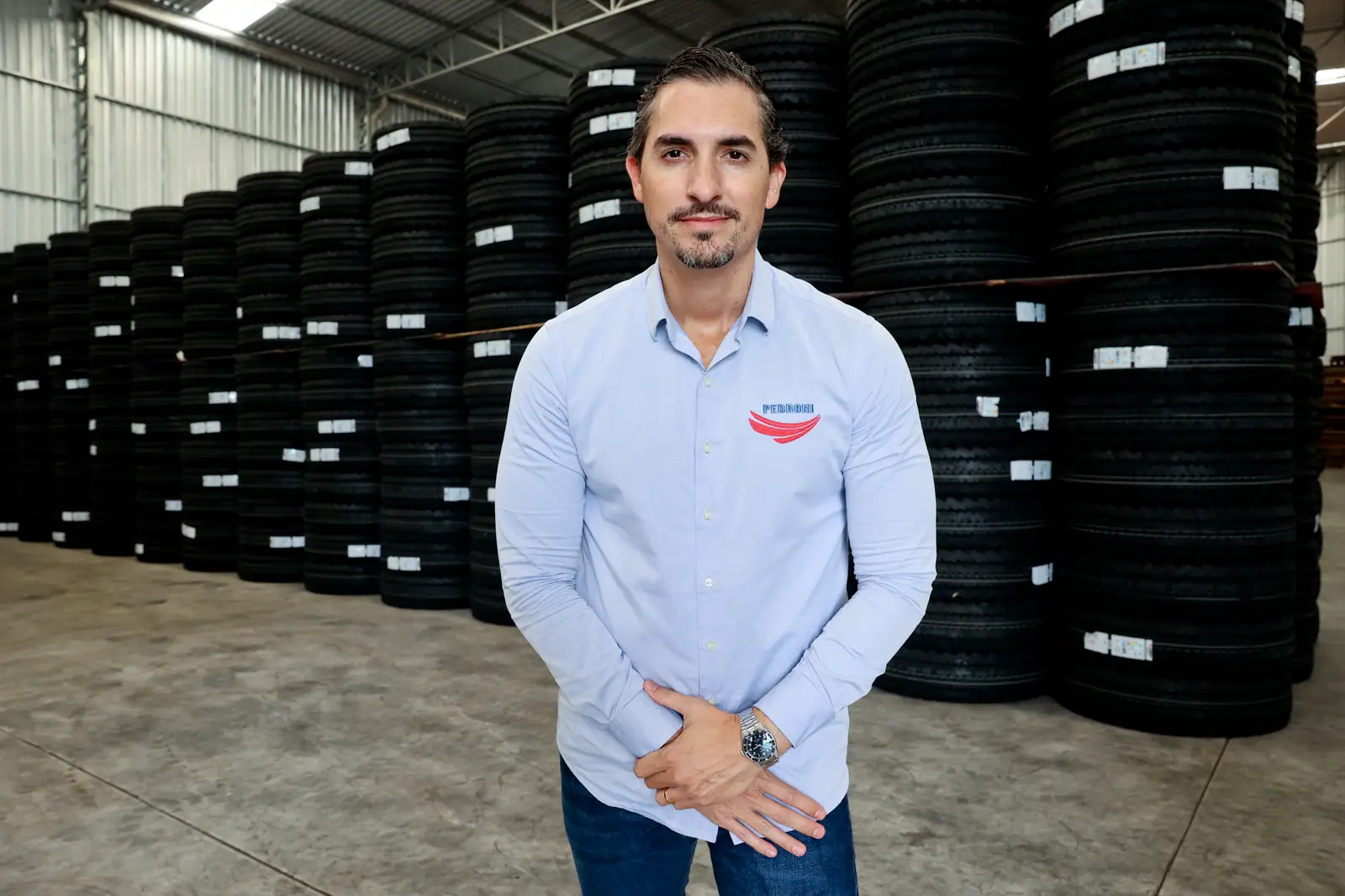 Leonardo Pedroni, CEO do Grupo Pedroni, no armazém de pneus