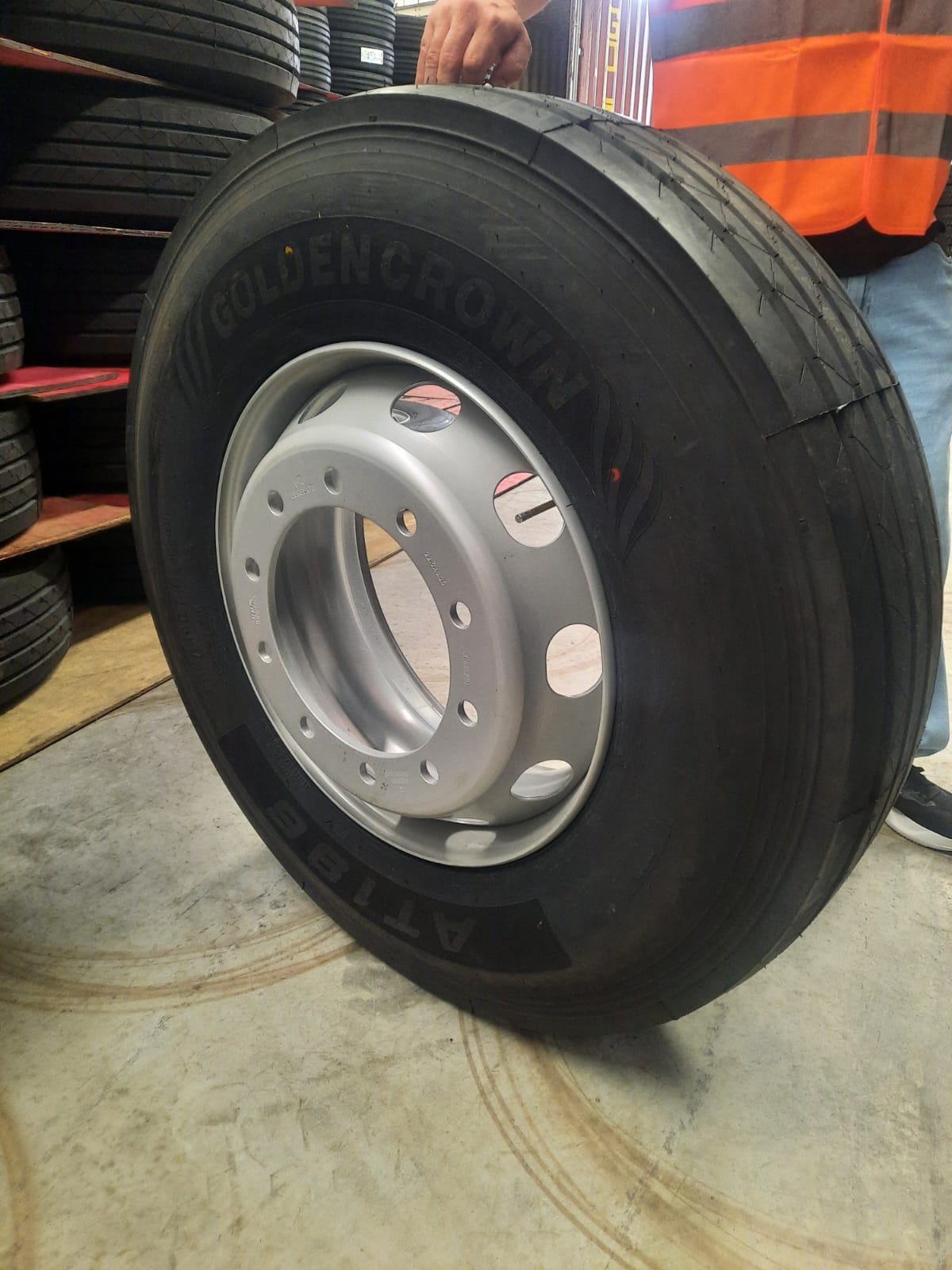 PNEU GOLDEN CROWN 295/80R22.5 18PR 152/149M TL, STANDARD AT196 TBR240712003, MONTADO EM RODA DE AÇO JUNGU / VWTB , OFFSET: 170 MM, BACKSPACE: 284,75 MM, MATERIAL: AÇO, COR: PRATA PINTADA, JG28SW110