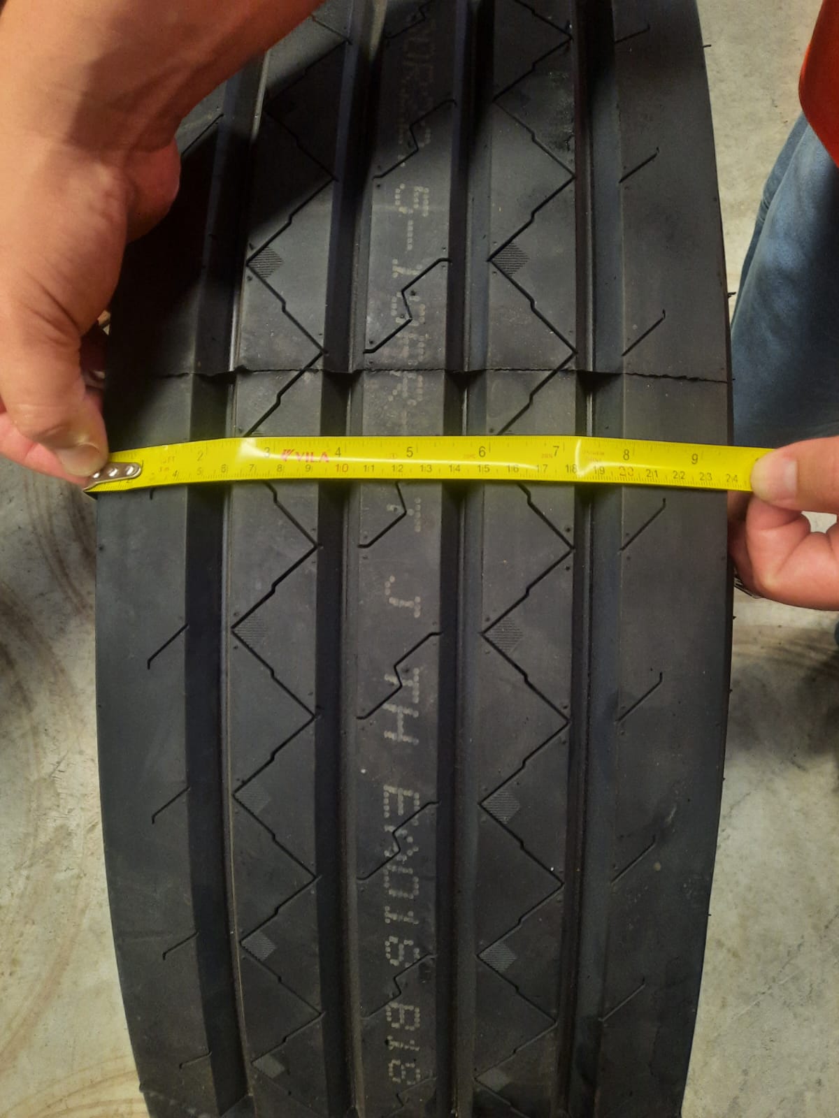 PNEU GOLDEN CROWN 295/80R22.5 18PR 152/149M TL, STANDARD AT196 TBR240712003, MONTADO EM RODA DE AÇO JUNGU / VWTB , OFFSET: 170 MM, BACKSPACE: 284,75 MM, MATERIAL: AÇO, COR: PRATA PINTADA, JG28SW110 - Imagem 3