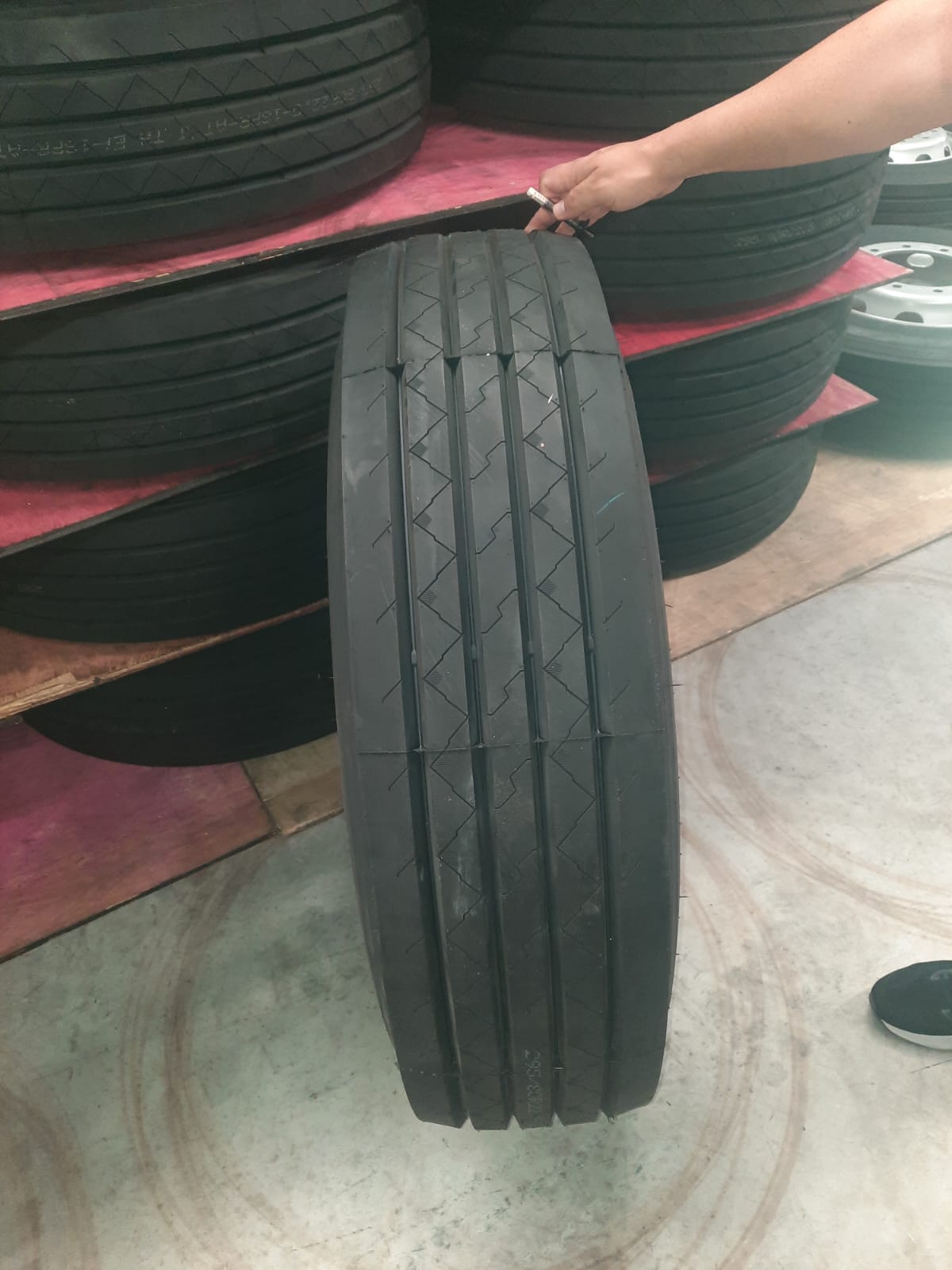 PNEU GOLDEN CROWN 295/80R22.5 18PR 152/149M TL, STANDARD AT196 TBR240712003, MONTADO EM RODA DE AÇO JUNGU / VWTB , OFFSET: 170 MM, BACKSPACE: 284,75 MM, MATERIAL: AÇO, COR: PRATA PINTADA, JG28SW110 - Imagem 4